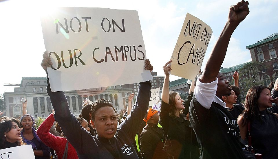 Американские студенты протестуют на территории своего университета против расизма