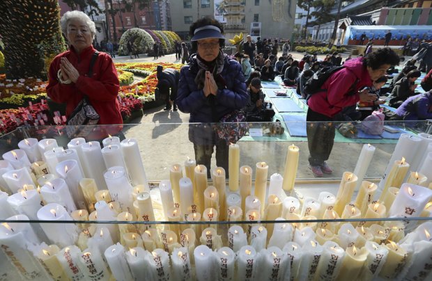 Родители молятся за детей-школьников во время сдачи экзаменов в Южной Корее